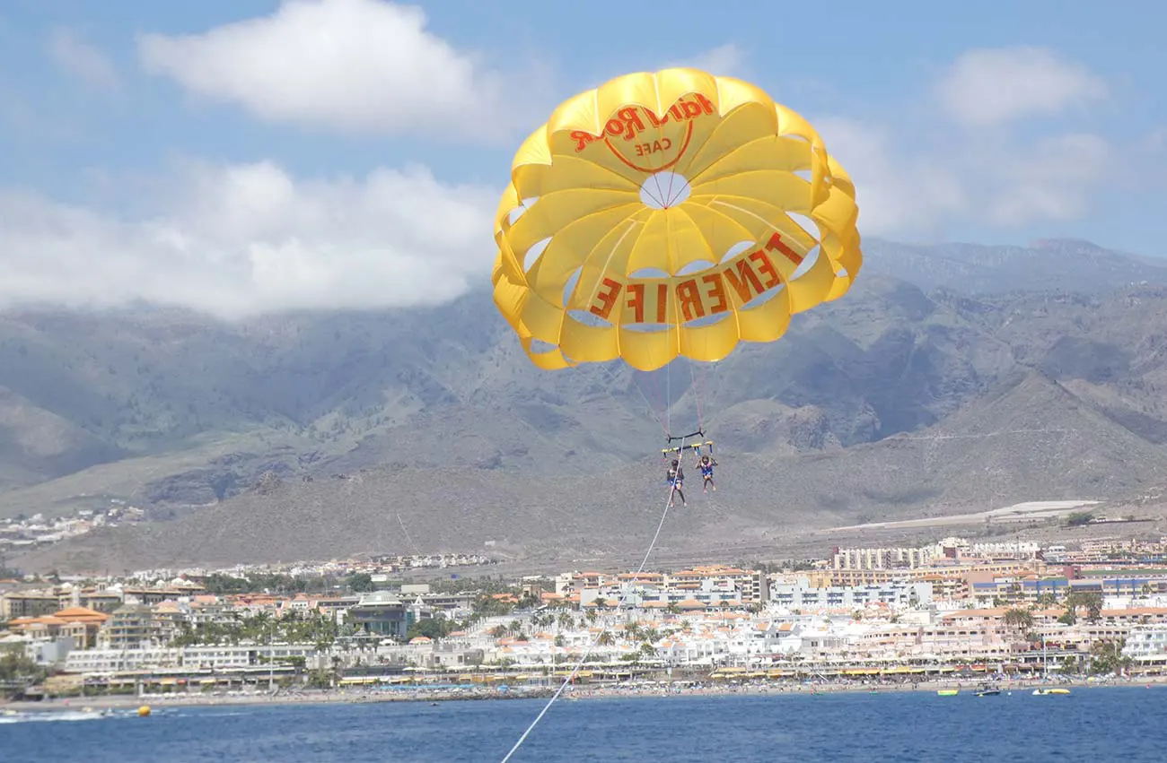 vuelo de clientes en parasailing con vistas a Puerto Colon Costa Adeje